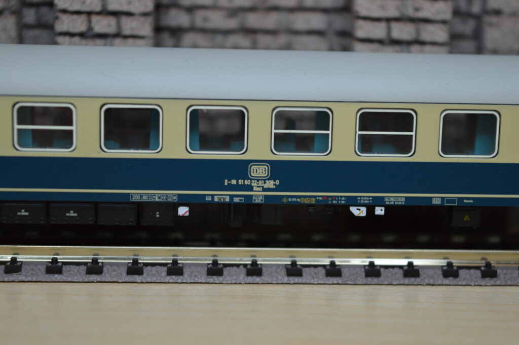 Trix 15377 Schnellzug Wagenset IC 2401 2 scaled