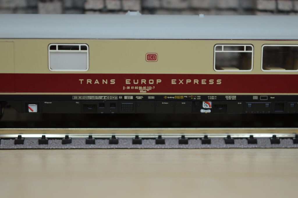 Trix 15377 Schnellzug Wagenset IC 2401 4 scaled